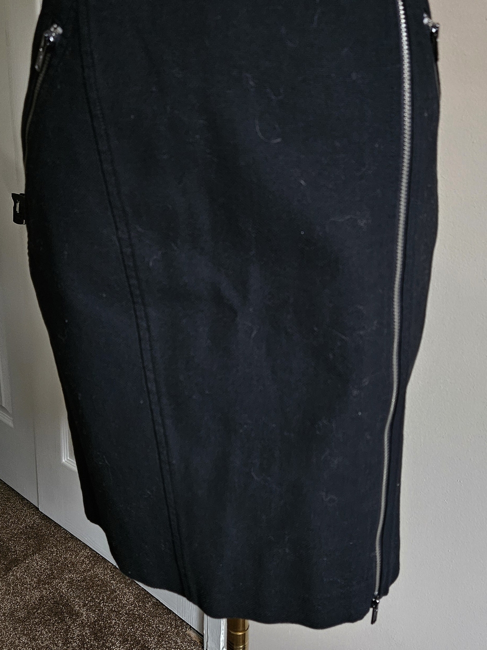 Banana Republic Black Pencil Skirt with Side Zipper And Zip Pockets. Size 4
